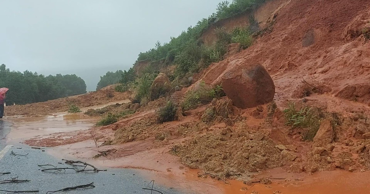 Sạt lở đất kinh hoàng gây tắc nghẽn đường ven biển ở Hà Tĩnh