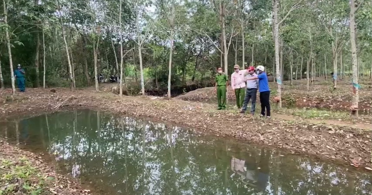 Hai bé gái 9 tuổi đuối nước thương tâm dưới con mương giữa rừng cao su