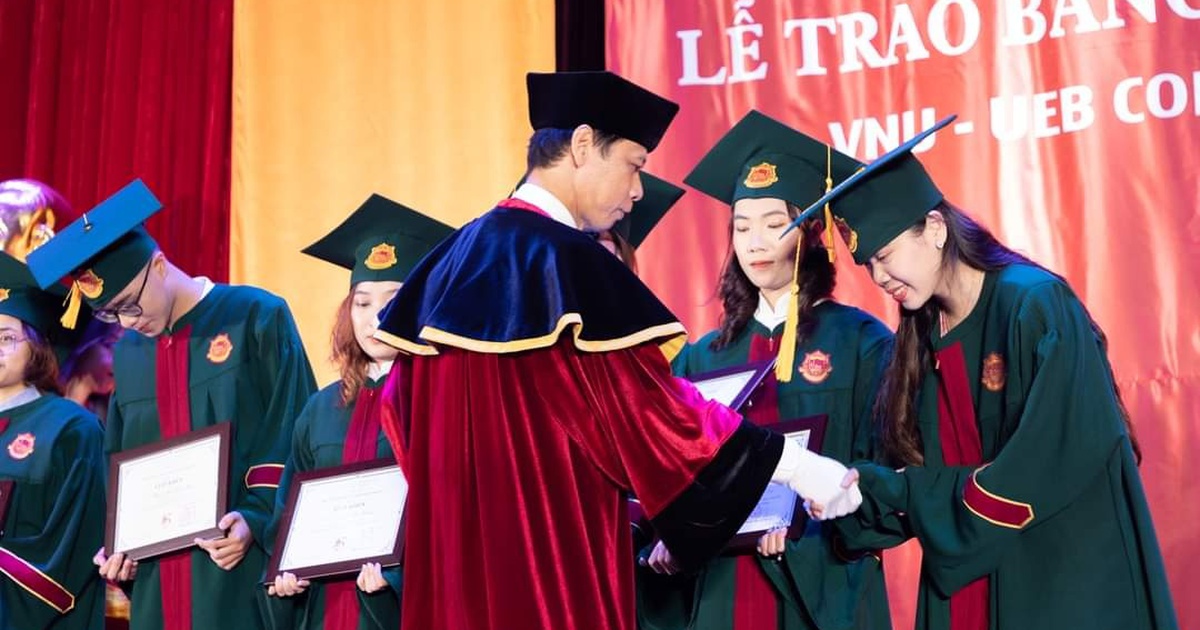 Chuyên gia nói gì về bộ lễ phục "áo nhung, vòng cổ, quyền trượng" gây tranh cãi?