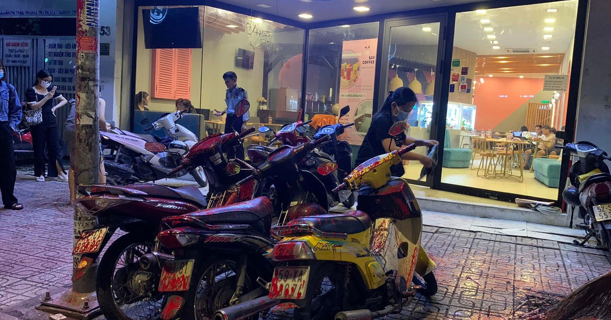 Khách bị tạt sơn xe vô cớ khi đi uống cà phê