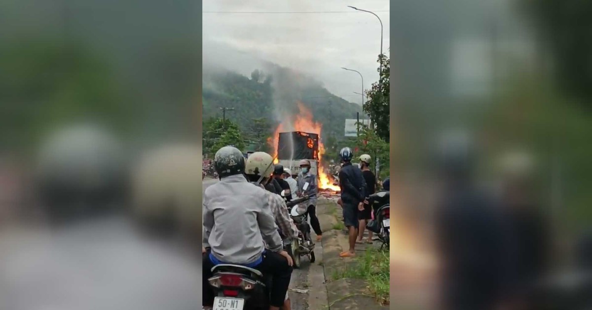 Xe tải chở đồ gia dụng cháy ngùn ngụt, nhiều tiếng nổ phát ra