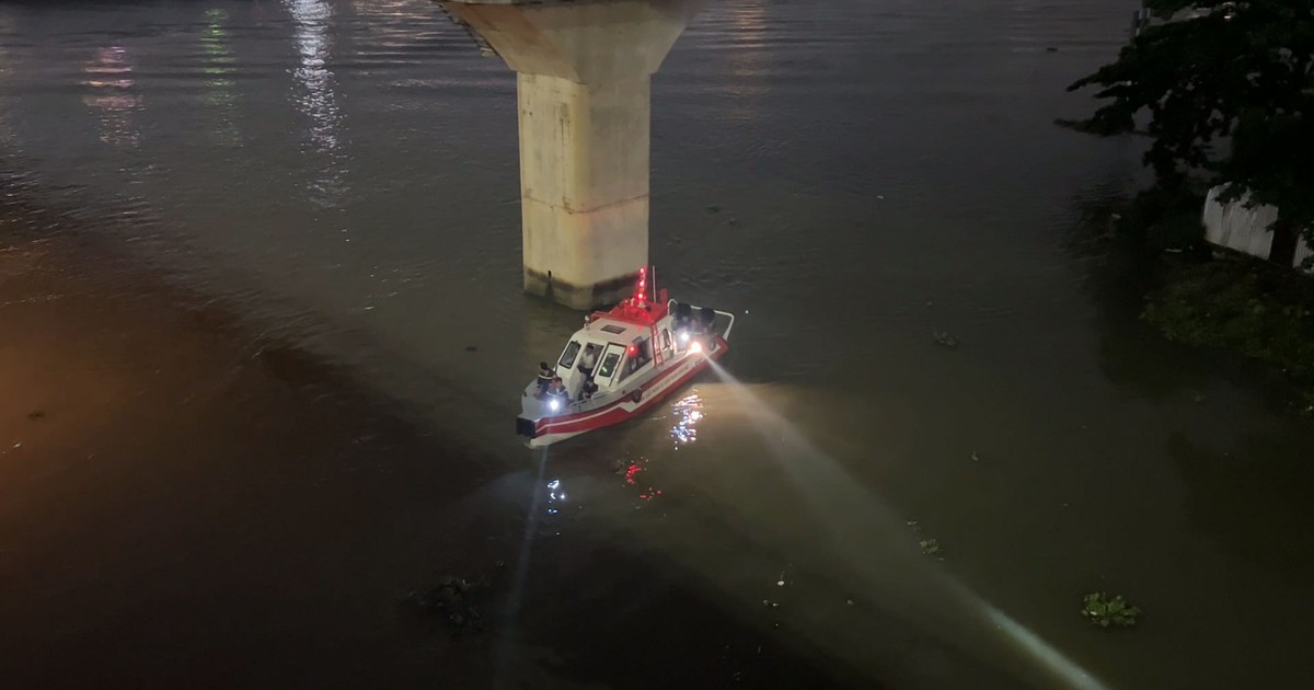 Chơi ca nô điều khiển, người đàn ông mất tích trong đêm khuya