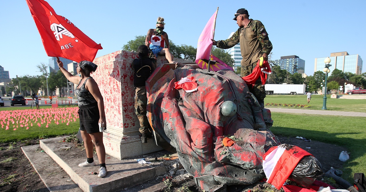Tượng Nữ hoàng Anh bị kéo đổ tại Canada sau phát hiện hàng trăm ngôi mộ trẻ em bản địa