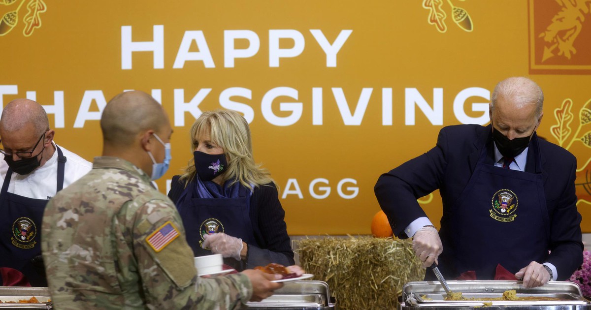 Tổng thống Biden tự tay phục vụ bữa ăn cho binh sĩ nhân Lễ Tạ ơn