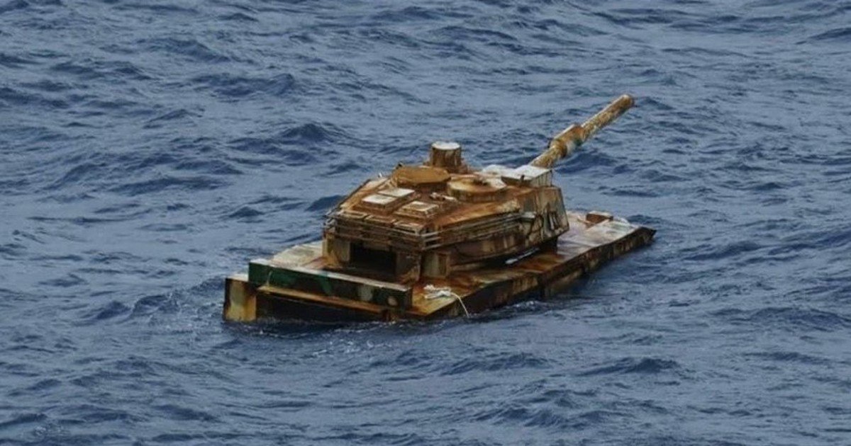 Xe tăng bí ẩn bồng bềnh trên biển Indonesia