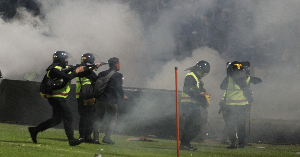 Tìm nguyên nhân thảm kịch bóng đá Indonesia: Hơi cay, cửa khóa, và truyền thống bạo lực