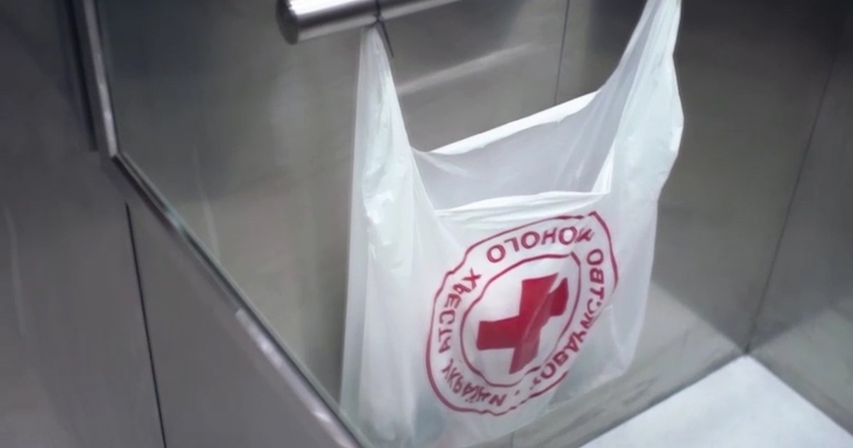 Bất ngờ với thứ chứa trong 'túi sinh tồn' người dân Kyiv đặt trong thang máy