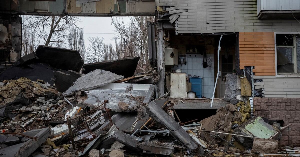 Nén nỗi sợ pháo kích, cư dân nơi tiền tuyến Bakhmut ra đường mua sắm