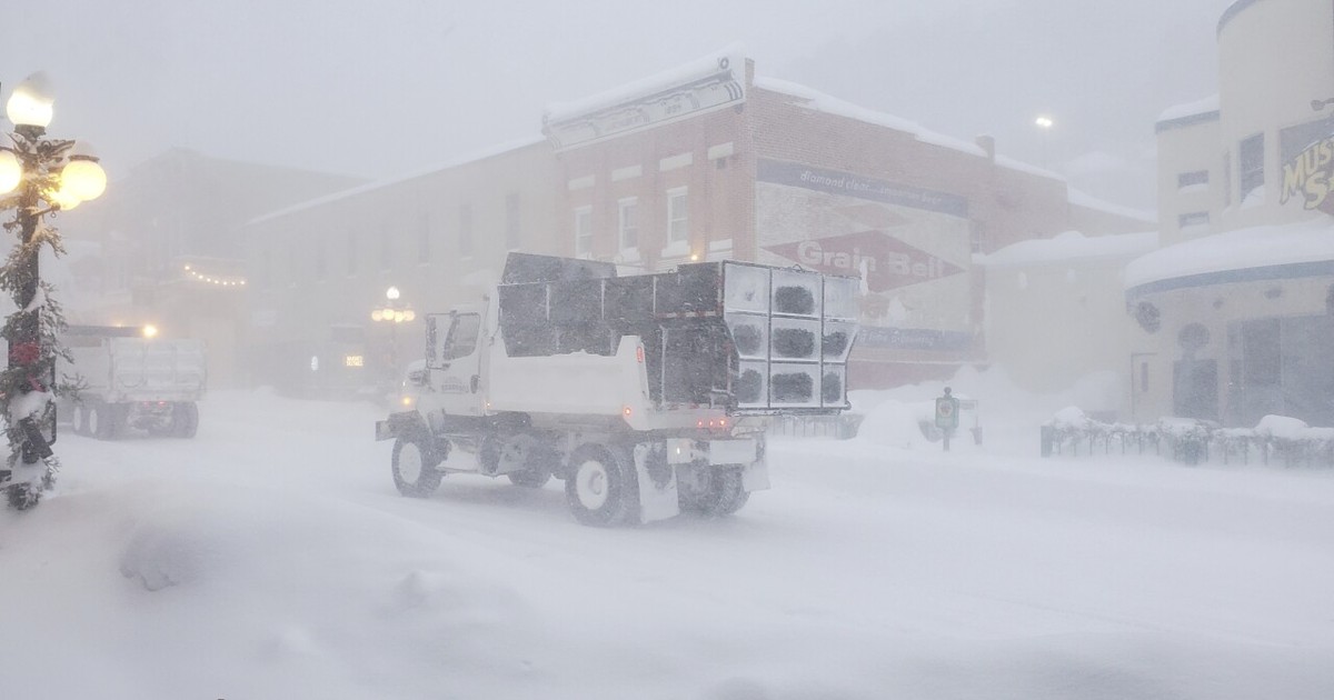 'Bom bão' tấn công Mỹ, có nơi -51 độ C, nước sôi hóa băng tuyết trong chớp mắt