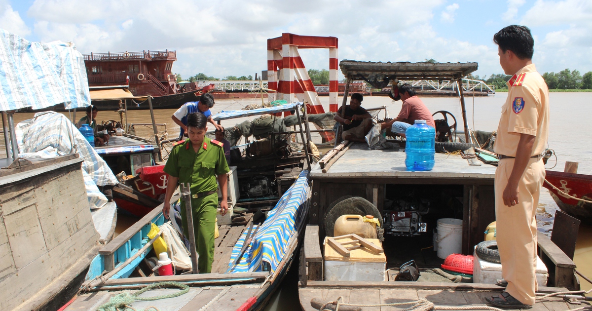 Bắt ghe cào điện tận diệt thủy sản sông Hậu