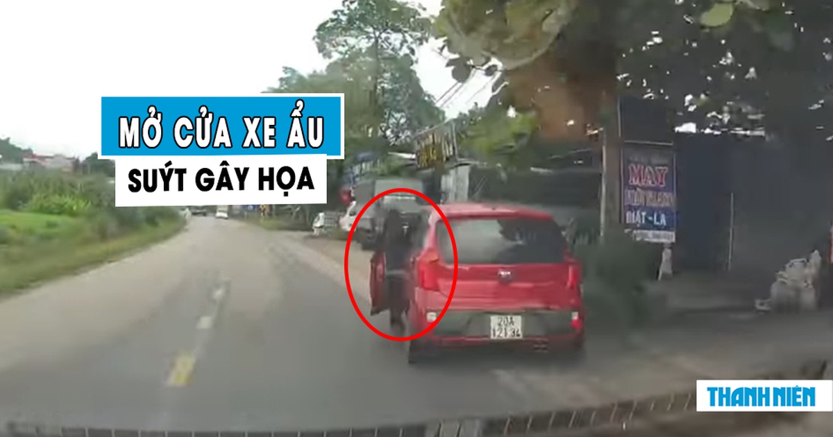 Tài xế mở cửa xe ẩu, suýt ‘gây họa’ cho ô tô khác trên quốc lộ