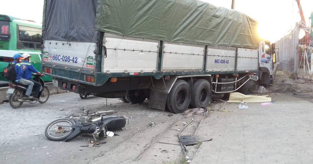 Xe tải đâm dải phân cách, cuốn người đi xe máy vào gầm, nạn nhân tử vong