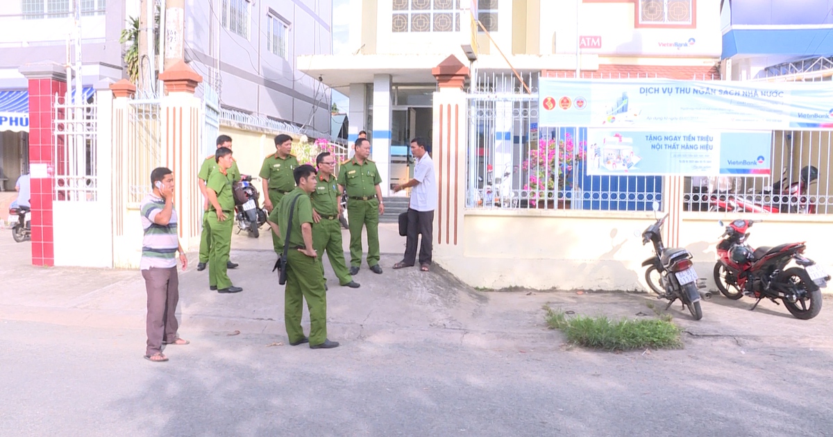 Truy tìm nghi phạm dùng súng cướp ngân hàng