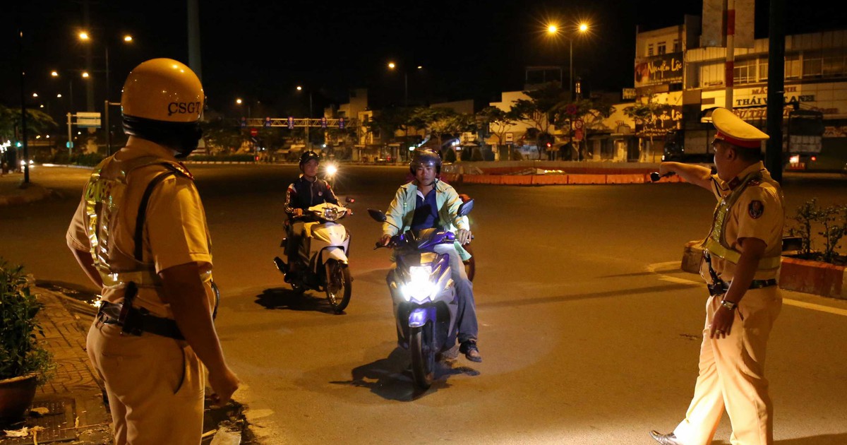 CSGT hóa trang tuần tra đua xe, kiểm tra hành chính người Sài Gòn xuyên đêm