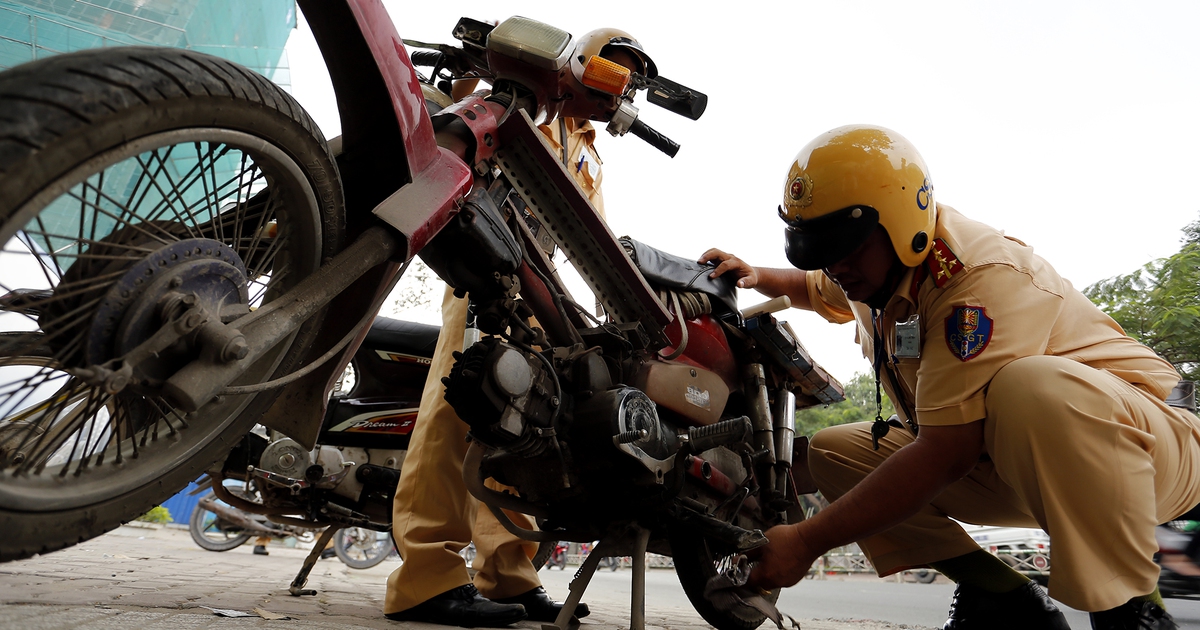 Xe 'mù' hết đát bị CSGT truy bắt trên đường phố Sài Gòn