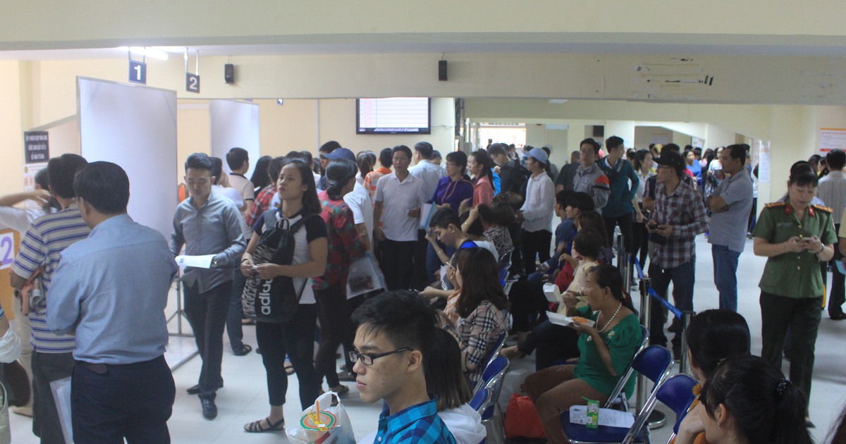 Tin đồn thất thiệt phí làm hộ chiếu tăng cao: Người dân đổ xô xếp hàng