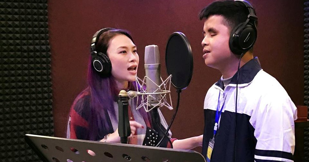 Mỹ Tâm tặng chàng trai khiếm thị đêm Noel bản thu âm ‘Sầu tím thiệp hồng’