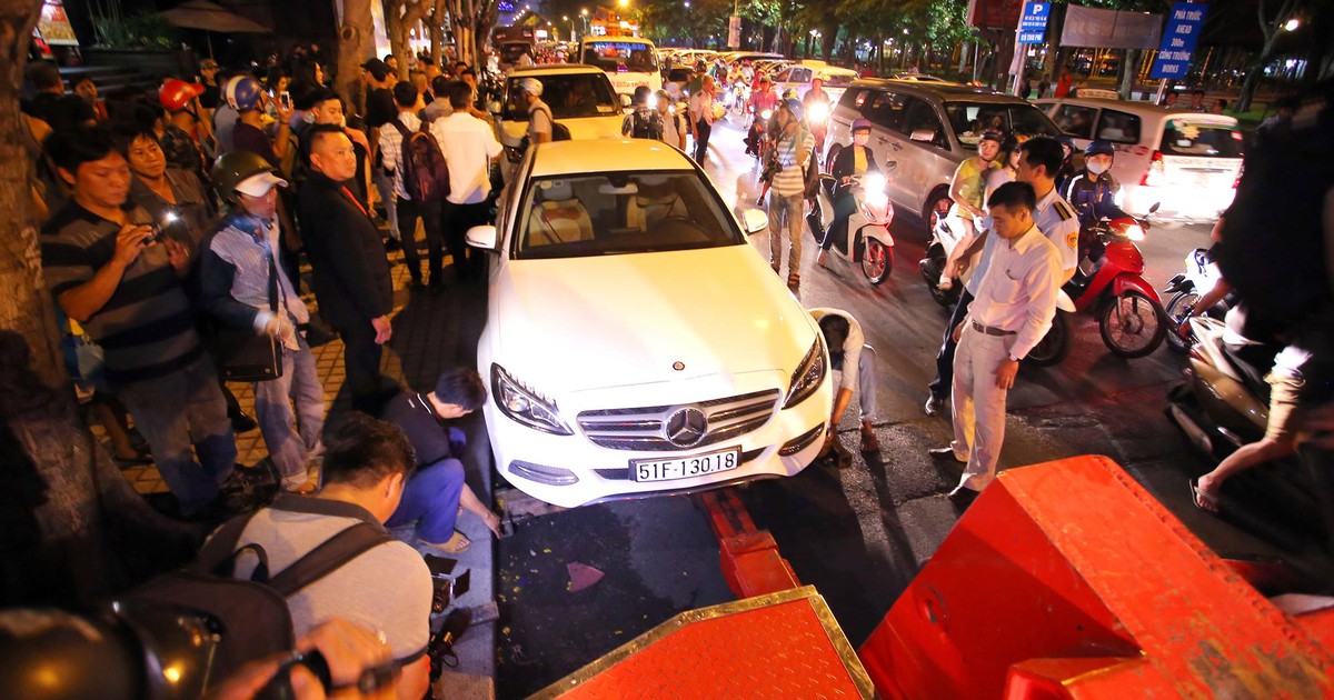 Xe bạn đậu lấn chiếm lòng lề đường thế nào thì bị cẩu về phường?