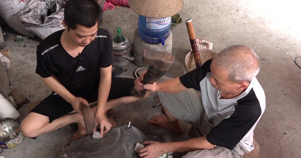 Trai làng Kiêu Kỵ vung búa, những thỏi vàng biến thành giấy mỏng tang