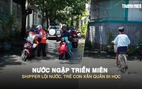 Nước ngập triền miên ở hẻm TP.HCM: Shipper lội nước, trẻ con xắn quần đi học