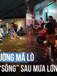 Đường Mã Lò ngập sâu sau mưa lớn, người dân chờ nước rút mới dám về nhà