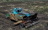 Máy kéo gắn giáp xe tăng Nga giúp nông dân Ukraine rà bom mìn