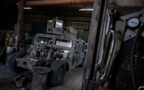 Thợ máy Ukraine vượt khó sửa xe bọc thép phương Tây hư hại trong phản công