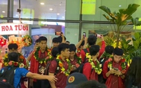 Khoảnh khắc U.22 Việt Nam xuất hiện trong sự chào đón của người hâm mộ ở sân bay Nội Bài