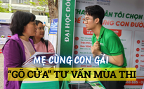 Mẹ dắt con gái ‘gõ cửa’ gian hàng Tư vấn mùa thi