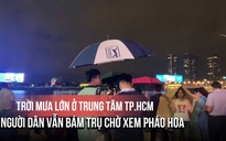 Mưa lớn, người dân vẫn bám trụ ở trung tâm TP.HCM chờ xem pháo hoa mừng Quốc khánh