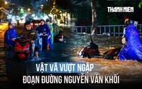 Đường Nguyễn Văn Khối thành sông sau mưa lớn, sóng xô ngã người đi đường