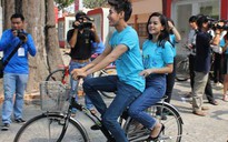 Phạm Quỳnh Anh và Quang Đăng đạp xe vì Giờ trái đất