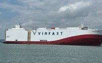 Tàu vận chuyển xe VinFast xuất khẩu xuất hiện tại Hải Phòng