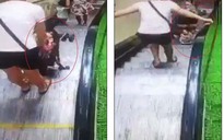 Xe đẩy em bé bị nhào lộn trên thang cuốn khi đi siêu thị cùng mẹ