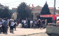 Người dân kéo đến trụ sở UBND xã phản đối “cát tặc”