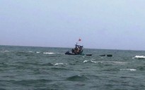 Quảng Nam: Tàu chìm ở Cửa Lở, 10 ngư dân thoát nạn