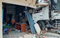 Tai nạn ở Cà Mau: Xe tải 'húc' xe buýt rồi 'lùa' trụ sở khóm cùng 3 ki ốt