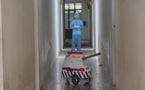 Robot khử khuẩn của trường ĐH được bàn giao cho khu cách ly phòng Covid-19