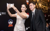 Hoa hậu Tiểu Vy rạng rỡ chụp ảnh và chúc mừng thủ môn Đặng Văn Lâm