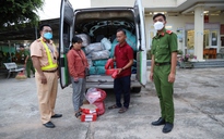 Tây Ninh: CSGT phát hiện ô tô 16 chỗ chở hơn 350 kg pháo lậu