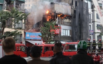 7 xe cứu hỏa dập tắt ngọn lửa bao trùm 3 ngôi nhà tại Hà Nội