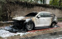 Ô tô 7 chỗ bất ngờ bốc cháy ngùn ngụt trong khu đô thị ở TP.Thủ Đức