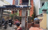 TP.HCM: Cảnh sát giải cứu người đàn ông bị tường sập vùi lấp ở Tân Thuận Đông