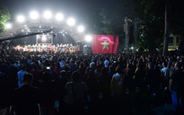 Khán giả đứng dậy chào cờ khi Dàn nhạc giao hưởng Anh biểu diễn quốc ca Việt Nam