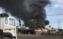 Đang cháy lớn tại cơ sở vỏ xe phế liệu