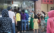 Người Hà Nội xếp hàng mua bánh Trung thu truyền thống, tiệm tăng cường bán online