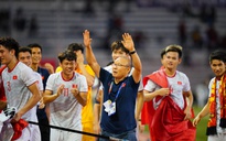 Thủ tướng Nguyễn Xuân Phúc tiếp hai đội bóng đá giành HC Vàng SEA Games 30