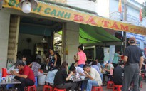Người Sài Gòn đông nườm nượp ăn bánh canh bán cả tạ/ngày vùng ngoại ô