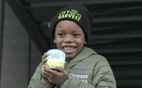 Cậu bé 7 tuổi quyên góp 90.000 hộp rau từ thiện