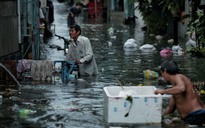 Người Sài Gòn lội nước đi làm trong cơn mưa tầm tã suốt buổi sáng nay